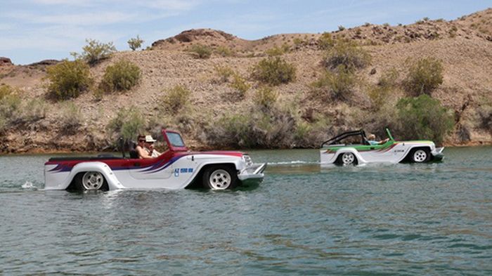 Στο WaterCar Panther, έχουν γίνει όλες οι απαραίτητες μετατροπές, ώστε το πάτωμα από fiberglass να «δέσει» σωστά με το υπόλοιπο σώμα, για να επιτευχθε